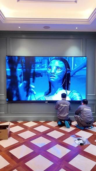 视觉暴击!136寸超大电视安装实录 #海信电视大薄荷E52Q #超薄嵌入就选海信大薄荷 #海信大薄荷电视 #电视机 #海信电视