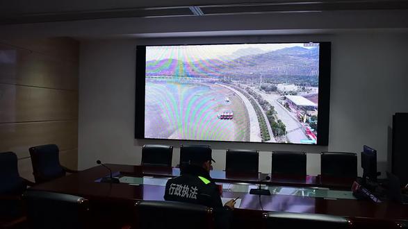 为做好城区烟花爆竹管控工作,防范和遏制烟花爆竹引发的安全事故,减少环境污染,保障公共安全和市民人身财产安全,除夕夜,永定区城市管理和综合执法局全员在岗,昼夜坚守,用脚步丈量街巷,用责任守护团圆。