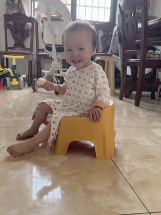 宝宝学会坐之后,安排这样一款小凳子正合适。高度刚刚好,一体成型环抱设计能全方位护住宝宝,坐上去舒服又结实,家长也能更放心 #宝宝小凳子