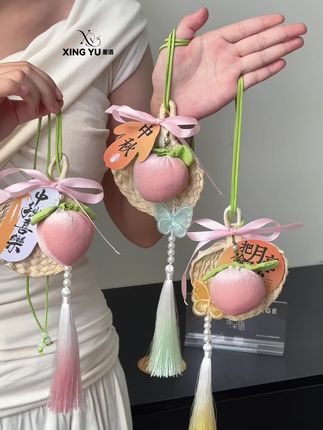 草编铺扇挂件🍑 好看又充满氛围感的小挂件 往家里一挂 不仅好看 寓意也很好#我的手工作品 #纯手工打造 #挂饰挂件 #创意手编 #中秋节
