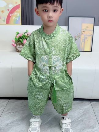 这个夏天给儿子穿这套新中式国风套装,宝贝穿上太有范了,面料冰凉丝滑,穿着舒服又凉快#萌娃穿搭#宝宝国风衣服 #国风套装夏季新款#高品质童装