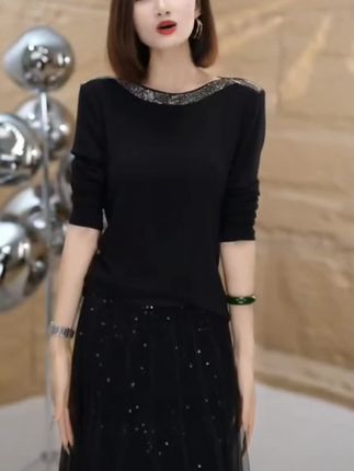 姐妹们快看这件奥钻长袖,它是这种blingbling的细闪小钻,真的好闪啊!宽松的版型对身材的包容性很强,上身真的好温柔好好看,随便搭个牛仔裤就很好看,喜欢的姐妹可以试试。