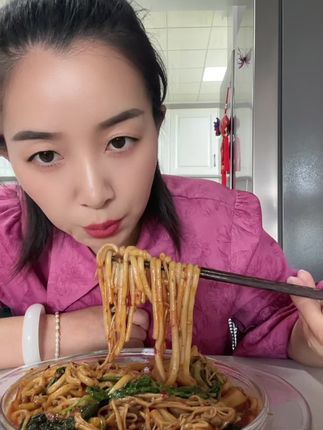 #嗦粉 #超好吃 #强烈推荐 #美食 #王小疆新疆炒米粉y 一口香迷糊的新疆炒米粉,你吃上了吗