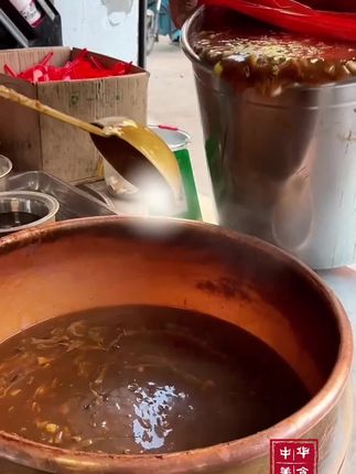 河南美食胡辣汤 #地方特色美食 #传统小吃 #胡辣汤 #地方特色小吃 #乡村美食满满的烟火气  妈呀太香了,早餐美食就吃它。