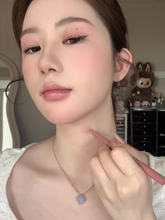 脖子上也能画卧蚕太牛了吧!一笔双色完全不用找位置!#卧蚕 #卧蚕笔#卧蚕教程 #眼妆 #新手化妆
