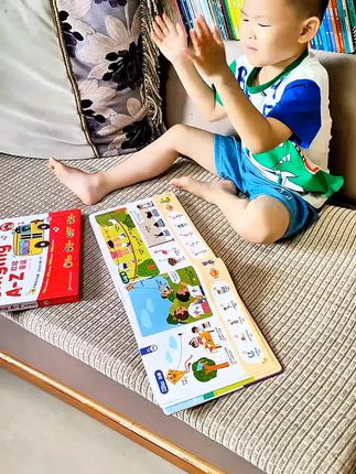 每天放学回来就在那盘#英语启蒙#有声书 拿它当玩具玩#启蒙早教#绘本