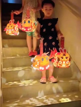 中秋节灯笼节日国潮灯笼儿童发光走马灯DIY投影灯笼手提花灯#灯笼 #中秋节 #中秋灯笼