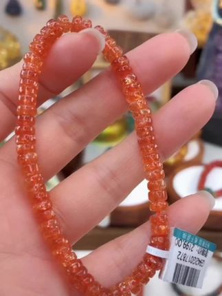 周西西金太阳素圈手串来啦!5.5MM大小超合适,经典又有气质,各种风格都能搭。戴上它,仿佛把阳光戴在腕间,超美超吸睛,赶紧入手~#太阳石#手串#太阳石手串#手串搭配#