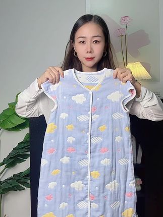 家有爱踢被子的宝宝,可以给他准备上这种纯棉纱布的睡袋,真的太省心了,一整个面料柔软又亲肤,就比普通的睡袋吸湿排汗性都要好,睡觉来穿可太舒服了#母婴好物 #宝妈推荐 #纱布睡袋#防踢睡袋#面料舒适透气