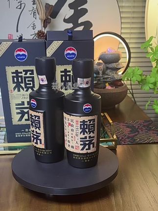 喝酒就得喝纯粮食酒,这赖茅传承蓝可是正宗的酱香型纯粮好酒,配料干净的很,只有高粱、小麦和水,保证每一滴都是纯粮酿造。这酒体微黄,挂杯明显,看着就很有质感,喝上一口更是酱香浓郁,口感醇厚。喜欢酱香型的朋友可别错过,赶紧薅起来呀!#好酒 #品酒品人生 #纯粮酿造 #白酒 #酒文化