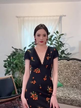 #dou上热门 #显瘦气质 #V领拼接蕾丝法式轻奢风印花连衣裙啦 #女人味穿搭 ,#辣妹的夏天 。邂逅这款连衣裙,开启法式浪漫之旅。精致的 V 领设计,巧妙修饰脸型,拉长颈部线条,尽显优雅气质。蕾丝拼接元素,为裙身增添一抹精致与性感,若隐若现间散发迷人魅力。独特的印花图案,似一幅艺术画卷,彰显轻奢格调。收腰剪裁,勾勒曼妙身姿,显瘦效果卓越。无论是出席晚宴还是日常漫步,它都能让你成为焦点,诠释法式时尚精髓。