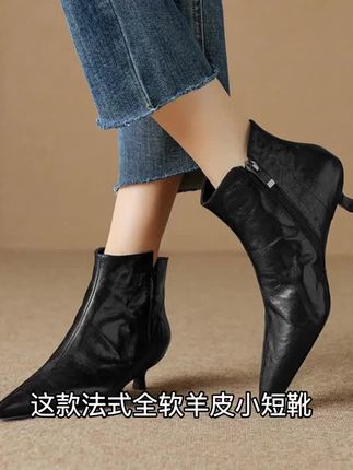【这鞋居然能搭所有衣服!】 搭裙子温柔/配西装炸街/约会直接封神! 记忆棉鞋垫+蜂窝大底=踩棉花触感! 今晚直播间再砍一刀! 再送您运费险! 点击看实拍!百元穿出千元质感!