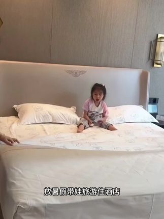#旅行出差必备 出差旅游住酒店第一件事就是换上这个一次性床单四件套,干净卫生面料还柔软,睡的安稳还放心!#带娃旅行#一次性床单四件套
