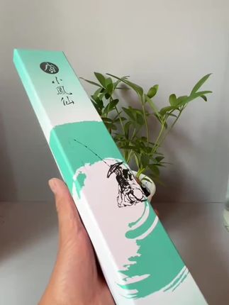 小凤仙浮漂套装,它来了!这次带来的是三角尾设计,不仅有各种型号可选,还有不同规格的搭配,满足你的各种需求。而且它的漂尾特别醒目,哪怕你在水面上方很远处也能看得清清楚楚,非常适合钓鱼的时候用。如果你也喜欢垂钓,那这个浮漂套装一定不要错过哦!@DOU+小助手 @DOU+好生意