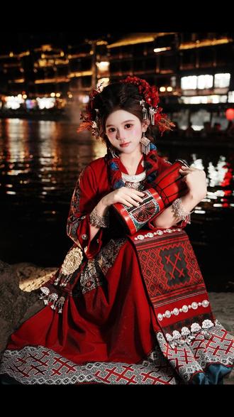 凤凰古城的红色苗服也太出片了吧💕 在凤凰古城拍的这套红色苗服跟夜景也太搭了,氛围感直接拉满 ❤️❤️❤️#凤凰古城旅拍 #凤凰古城苗服 #凤凰古城夜景 #凤凰古城旅游攻略 #凤凰古城妆造