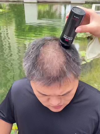 熬夜压力大,头发越来越稀疏,试试这个头发纤维粉,遮盖头发稀疏部位,让头发看起来变多变厚,刮风出汗都不影响!效果逼真自然!