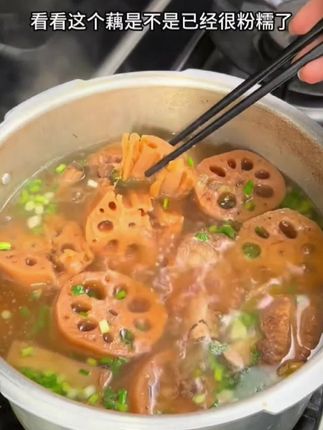 正宗湖北洪湖莲藕,炖出来的藕汤醇厚浓香,吃起来也是粉粉嫩嫩还会拉丝,老人小孩都特别爱吃#莲藕#洪湖莲藕#家常菜##抖音美食教程