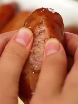 会爆汁的地道猪肉烤肠,快来实现烤肠自由!#烤肠 #吃货必备 #脆皮肠
