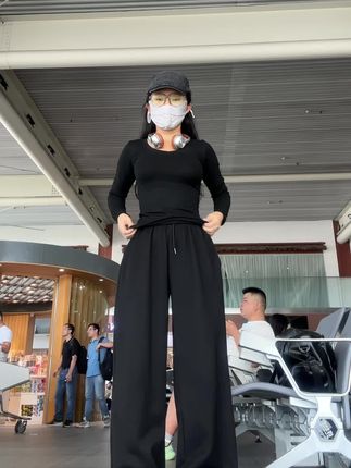 到机场啦 一整套不用搭配,太适合梨型身材啦!