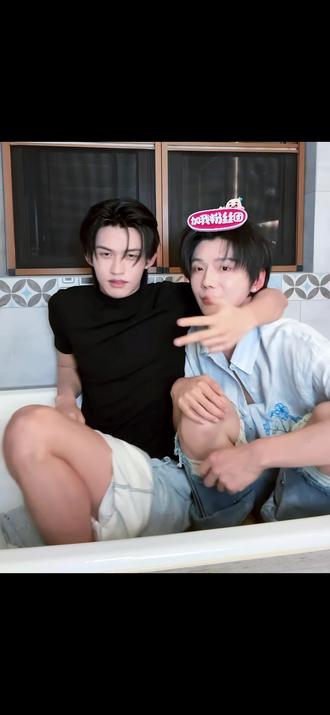 郝熠然云旗直播捏脸反捏脸看的人嘴角上扬 复刻微博经典捏脸🤏 "怎么了" "不行吗" "好,捏回来" 这情趣让你俩拿捏得死死的。
#郝熠然 #云旗 #云熠直播 #我担驾到统统闪开 #直播录屏分享