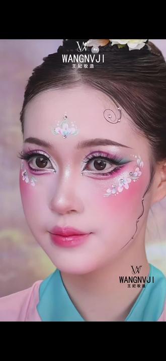 古风舞台妆分享
青绿粉渐变眼妆✨|彩绘➕钻点缀|氛围感拉满
步骤超详细,新手也能轻松学会
关注我,解锁更多精致舞台妆妆造!
#王妃大师课#中国舞眼妆#舞台妆彩绘#儿童独舞妆容#舞台妆进修