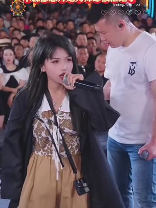 黑风寨的黑寡妇全网喊麦狠人直言挑战木森团队喊麦所有人十分精彩 #木森 #木森大舞台有才你就来 #神级现场 #dou上热门#内裤