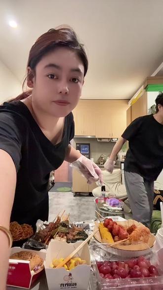 东西还是抢着吃好吃 #石头剪刀布谁赢了谁吃 #不一样的吃货 #快乐干饭人 #美食诱惑 #情侣挑战 吃不完根本吃不完