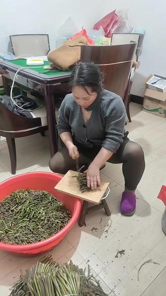 贵州的野生蕨菜带来杭州吃,老婆也安全到达杭州了,