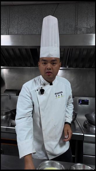 当春天来临,香椿煎蛋成为餐桌上的美味佳肴。享受春天的气息,品尝这道简单而美味的菜肴。#香椿煎蛋