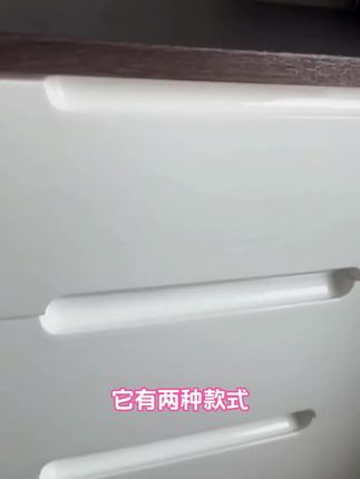 它有两种款式,满足各种家居需求。而且它的容量很大,有很多种不 同的规格尺寸,可以放很多东西。同时采用的是滑轨的设计,不用担心物品脱落的问题,非常的牢固,很适合放在家里边。而且它的顶部还可以放置一些小物件,真的是非常不错的一个选择。这么好的收纳柜赶紧入手吧。#收纳柜家用储物柜 #多层衣柜家用 #抽屉五斗柜 #收纳柜抽屉式 #收纳柜储物柜多层