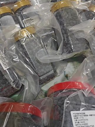 原产地黑龙江大兴岭野生蓝莓叫都市运输会碎会出汁不影响口感,可以做酵素,做果昔果酱直接吃半糖半蜂蜜半酸奶泡8+1老好了,野生果子不用清洗,免洗的,这样果儿你没吃过吧?尝尝吧,口感很酸