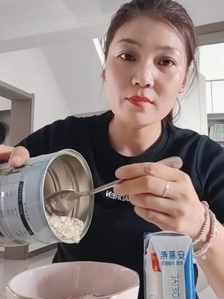 五谷即食麦片,可以早晚代餐👍可以加入质量+温水+牛奶+蜂蜜👉直接喝,拍一发四桶#点击左下角购物车拍视频同款