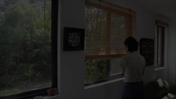 「人」陶艺|裸辞捏泥,见证一场温柔的反叛 在数据与算法构筑的时代,她选择转身走入陶土与窑火的世界。从互联网公司的数据分析师,到独立陶艺创作者,桃子用双手证明:人永远可以追求自己想做的事,永远都不会太晚。
——
桃子,本名陶雪娟,曾是在法国攻读学位、在500强企业执掌数据的职业女性。六年的职场生涯并未消磨她内心对“创造”的渴望。毅然辞去工作后,她远赴景德镇,从揉泥、拉坯到施釉、烧窑,一步步重头学起。
回上海后,她创立个人工作室“桃子的陶”,开始全职陶艺生涯。她说“没有陶瓷学术背景,但只要有想法、愿意学,总能找到属于自己的路。”
——
桃子的作品多以动物与自然为主题。鸟雀栖息杯沿,猫咪蜷缩盘心,叶片成为碗碟的脉络——细微处尽显生命的灵动与温度。
她坦言自己是个“自然观察者”:“观鸟、养猫、走进山林……这些经历不断为我提供养分。”她笔下的鸟,不仅有物种特征准确的喙、羽冠、尾长,更捕捉到了它们倏忽间的神态。
而作品中隐约流露的欧式审美,则源自她留学法国的经历。“我喜爱那里舒缓的生活节奏、老房子中的光影、历史留下的温润质感。”落款处的优雅字体、低饱和的用色,无一不在诉说着这种浪漫的感染。
——
陶艺不仅是创作,更是沟通。桃子曾在市集遇到一位顾客,不慎打碎了购买的杯子,却仍请她复刻一件。“那一刻我突然明白,陶瓷不只是器物,更是记忆与情感的载体。”
但也曾陷入重复生产的困境。“有一阵我总在画相似的纹样,感觉自己在机械劳动。”她果断慢下来,重新走入自然、整理思路。“手艺不是流水线,它需要呼吸。”
——
当被问“辞职做陶艺是否正确”,桃子的回答从容而有力:“没有正确与否,只有是否忠于自己。”
她希望自己的经历能鼓励那些正处于迷茫的人:“高考失利、失业、房贷……人生从不只有一种解决方案。只要不放弃尝试,终会找到属于自己的路。”
她也借此呼吁更多人了解手工艺:“这些作品背后,是无数个小时的打磨与等待。它们值得被看见、被珍惜。”
——
“我希望用手作陶瓷的温度,将生活和自然中微小的美好,传达给器皿的使用者。”
在桃子手中,陶土不仅是材料,更是一种语言。她以器为媒,让鸟鸣停在餐桌,让山形凝于茶盏,让那些被忽略的细微生命,重新被人看见、触摸、记住。
——
感谢桃子老师能接受我们的拍摄,期待下次见面~
#纪录片 #手作 #手工艺人 #人生感悟 #女性成长