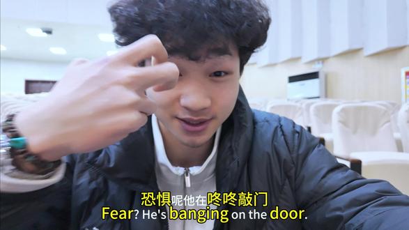 恐惧在敲门 勇气打开了门 发现门外什么也没有#成长 #提升自己 #感悟人生 #情感共鸣 #励志