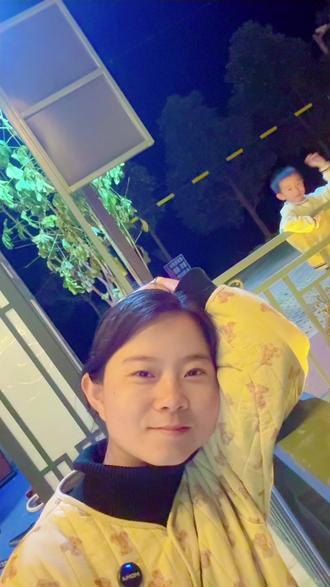 朋友这一生,我们一起看苍穹下的山海,看万家灯火,看人情冷暖。最后我想说,寒风从不只吹哪一个山谷,山河也从不惧每一次霜雪,世间万物不会一直繁荣,也不会一直枯萎。这人间,我来过,虽然已到低谷时刻,但我相信风再寒也吹不灭我心中的希望。#纪录美好生活 #我的乡村生活 #乡村乡村振兴#世间万物皆有轮回