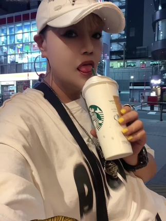 东京街头、小坐一息、咖啡☕️一杯、悠哉悠哉😂……😎❤️☕️
