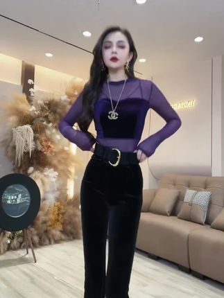 紫色真是把浪漫与贵气揉到了极致~网纱轻透似雾,丝绒又衬得色泽愈发浓郁,像把银河的神秘与玫瑰的馥郁都穿在了身上,一举一动都漾着优雅韵味,连呼吸间都漫着高级感的香~#紫色系 #韵味十足 #紫色很有韵味 #性感蕾丝丝绒#好看不过时