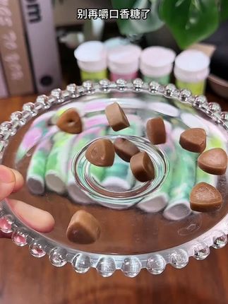 出门社交总不能一张嘴就熏人吧?精致女孩一定要保持嘴巴香香的,出门可以备一点这个茶含片,需要的时候含一片,满嘴都是乌龙茶的清香,还带有微微的甘甜,让别人忍不住想要靠近。而且它是零蔗糖零脂肪的,平时也可以当做小零食来吃,真的太爱了!#强烈推荐 #每日分享 #我又心动了 #上热搜 #零食