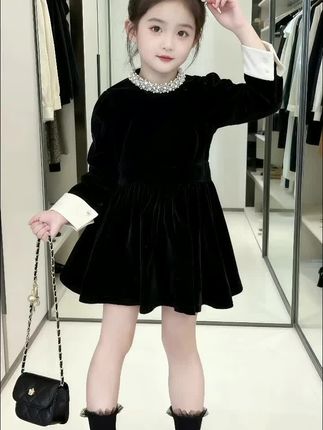 #这个秋天被琥珀系治愈了 小香风加绒小黑裙,是2025秋冬女童的优雅主场!丝绒质感高级又温暖,珍珠点缀尽显公主气质,加绒设计把暖意牢牢锁住。不管是节日派对还是日常出街,穿上它的小女孩都像从时尚画报里走出来的,洋气又有范儿,妥妥秋冬童装界的气质担当~#生女儿就要这样穿 #小黑裙 #法式富家千金衣服 #女童连衣裙