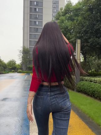 不喜欢雨天 喜欢雨声而已#背影 #长发及腰的小姐姐