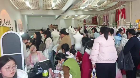 建议所有游客从大名北高速口下高速,大名文旅在不定时发马哒哒!还有就是可以直接到东门外停车场,停车比较方便且免费#我上大名府 #邯郸的年味这不就来了吗 #这么近那么美周末到河北 #赋能团购 #国色春秋汉服店