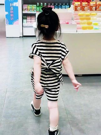 级简又高级的条纹套装,黑白条纹简约洋气,宝宝穿着舒服又好看,家有女儿快安排#儿童穿搭 #萌宝穿搭 #面料柔软舒适