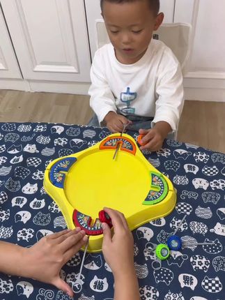 儿子最近手机游戏都不闹着玩啦,一放学就开始玩这个陀螺玩具啦,都玩入迷了😁#陀螺#陀螺玩具#陀螺对战#亲子互动#让孩子远离手机