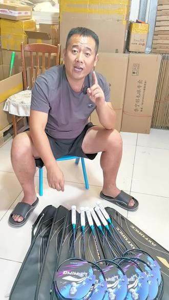#球拍店日常 #同城体育用品 李宁新款球拍雷霆80二代到货了,李宁新科技储能材料不是蓄能科技😂,新到的货激动了😊