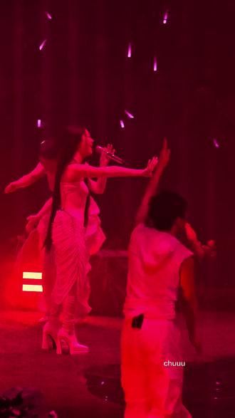 你们想谈恋爱吗 想和谁谈 想和谁见面呢#单依纯 #纯妹妹 #好想谈恋爱@单依纯 @单依纯工作室 #神级现场 #音乐现场