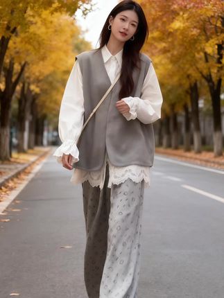 #孕期秋装的层次感美学 这套孕妇秋装套装太会搭了!灰色毛衣马甲+蕾丝拼接白衬衫+碎花阔腿裤,三件套叠穿层次感拉满。马甲宽松遮孕肚,蕾丝衬衫温柔显气质,碎花裤垂坠显瘦,孕期各种身材都能hold住。 日常出门产检、逛公园都合适,面料亲肤舒适,秋天气温变化穿脱方便。时尚孕妈们快抄作业,轻松穿出高级感~ #孕妇秋装 #孕期穿搭 #时尚孕妈 #显瘦孕妇装