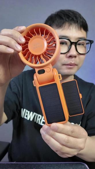 国美电器太阳能手持风扇!开箱看看怎么样? 我也是第一次见到可以太阳能充电的手持风扇,性价比还是很高的,在工位使用或者是在户外使用都是可以的,风力很大!#国美电器 #手持风扇 #太阳能手持风扇 #风扇 #好物推荐🔥