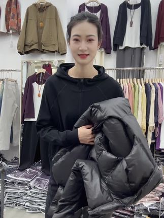 #感谢抖音感谢抖音平台 天气开始降温了,今天感觉到秋天的气息了,所以说姐姐们,还没有准备帽衫外套的,今天千万不要错过哦!欢迎大家进入直播间哦!#直播