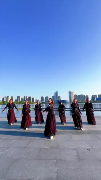 一匹马,一群人,一起走江湖《新舞首发》《大漠之歌》《上海七大咖》首次联合创作,原创小玲,佳佳,丽娴,高不可攀,发哥,随缘遇见,夏天的雪简称《夏雪》感谢抖友,感谢舞友,有喜欢的就一起跳跳吧@红哥👨️ @长春【上海】 @曳舞老男人 @曳舞@利哥 @@月亮 @雪姑娘爱曳舞 @曳舞-🥀花花🥀 @花蕾儿 @丽💕珠组合☘️小叶子🍃 @🌈丽💞珠组合💑🏻【丽丽】 @星星 @春艳 @嘉陆炫舞唐唐T @晴天爱跳舞🌹💃 @✨💕ꦿ᭄飘雪✨༉ᩚ᭄ @曳舞啊康 @💃莎猫猫 @叶...婷-<🌹曳步舞>🌹 @曳舞夫妻 @芳姐2157 @九亭小雪 @梦之飞 @阿龙 @谭谭(HC) @曳舞~小确幸 @舟舟 @月红 @轻舞飞扬(五) @情忆(橱窗好物)