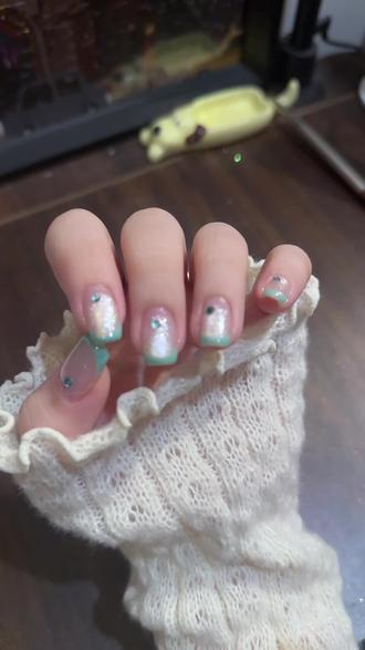 奶奶的薄荷绿🍃#蓝色系美甲 #穿戴甲款式推荐 #新手美甲教程 #清透小短甲 #美甲教程